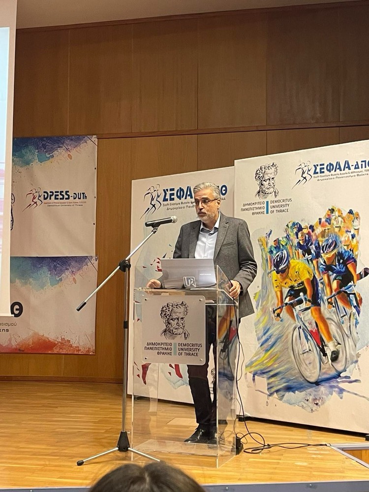 Ο Δρ Παναγιώτης Ν. Σιαπέρας σε εισήγηση στο βήμα αμφιθεάτρου του Δημοκρίτειου Πανεπιστημίου Θράκης